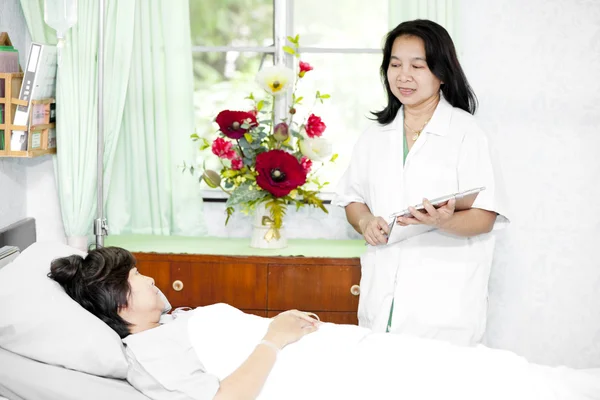 Doctor talking with a patient — Stock Photo, Image