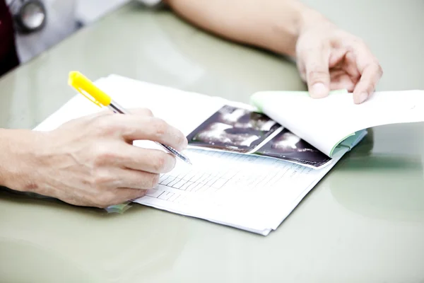 Consulta médica. médico no consultório médico — Fotografia de Stock