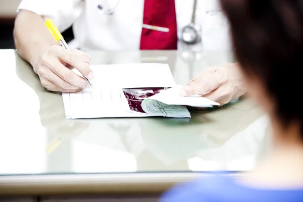 Consulta médica. paciente y médico hablando con el consultorio de un médico — Foto de Stock