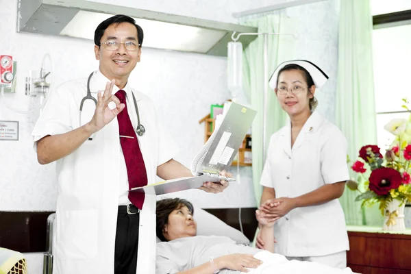 Az orvos és a nővér a beteg beszélgetett — Stock Fotó
