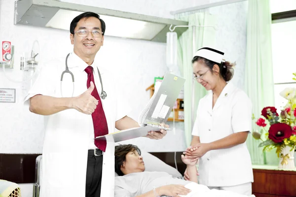Dottore e infermiera che parlano con un paziente — Foto Stock