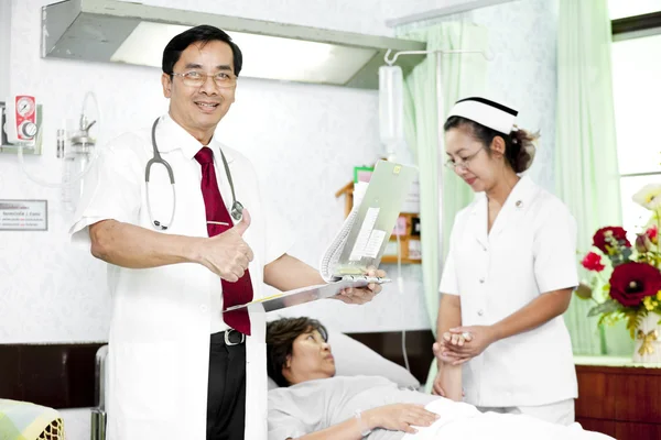 Doctor and nurse talking with a patient — Stock Photo, Image