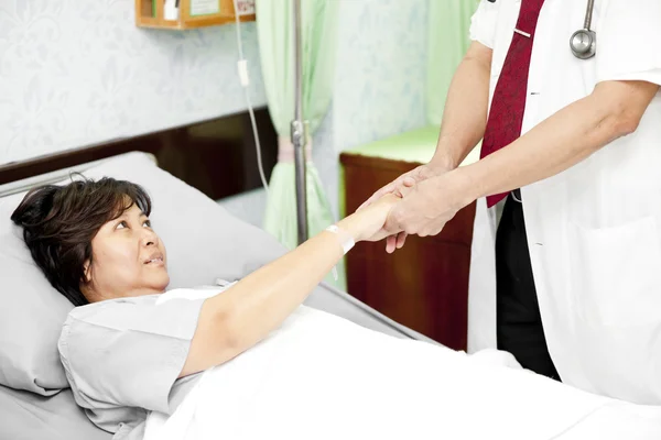 Doctor talking with a patient — Stock Photo, Image