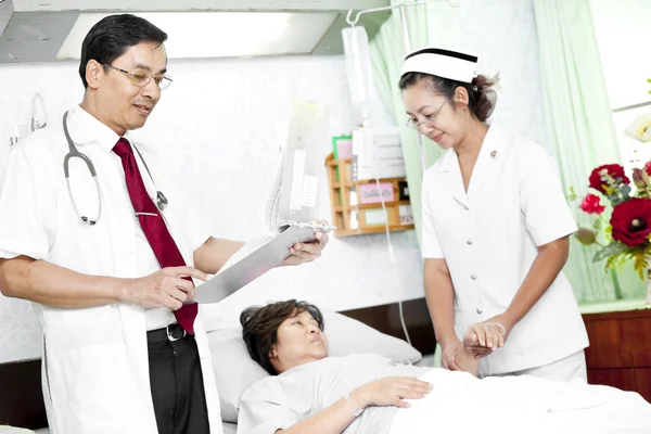 Doctor and nurse talking with a patient — Stock Photo, Image