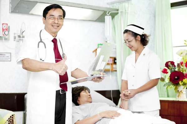 Médico e enfermeiro conversando com um paciente — Fotografia de Stock