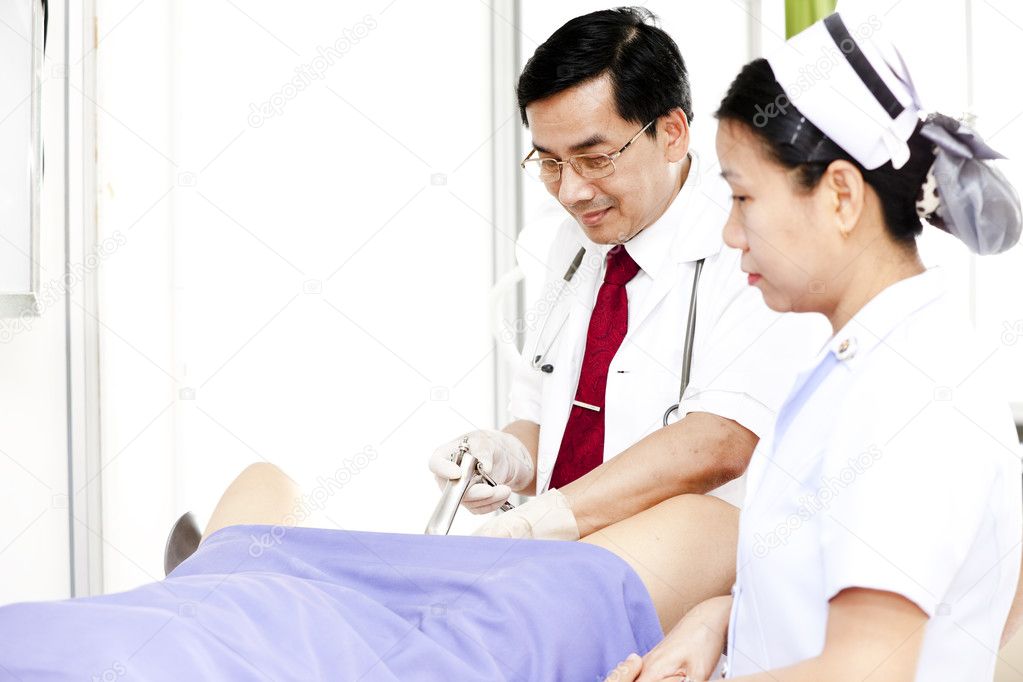 Nurse examines young girls pussy foto 347