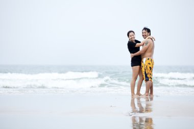 Kumsalda yürüyen mutlu çift