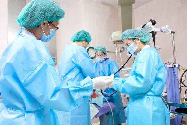 Médecin en salle d'opération avec son équipe — Photo