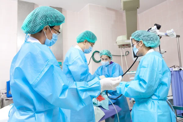 Doutor em sala de operação com sua equipe — Fotografia de Stock