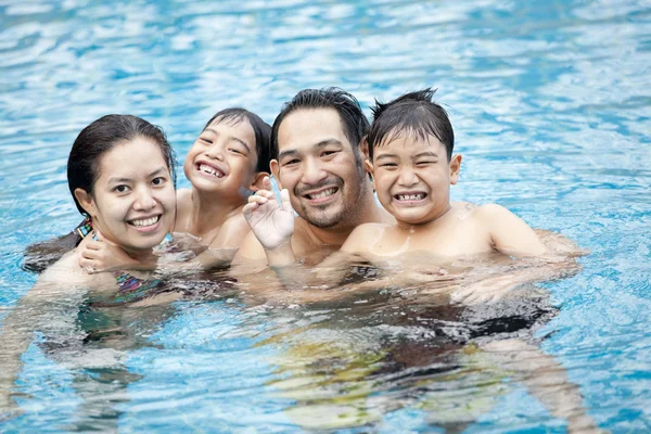 Feliz familia asiática — Foto de Stock