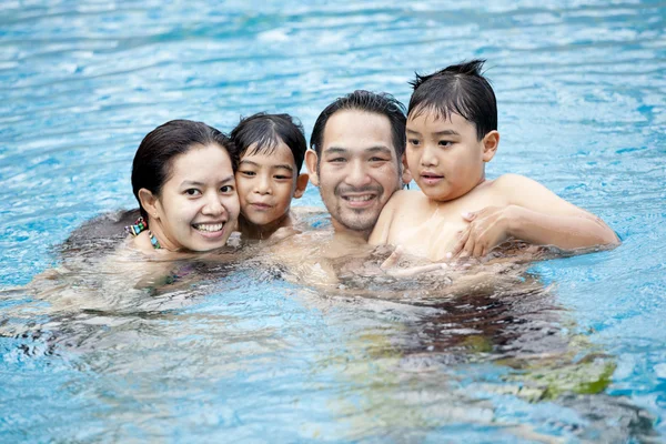 Feliz familia asiática — Foto de Stock