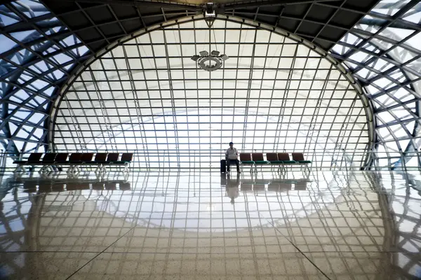 Passeggero in attesa in aeroporto — Foto Stock