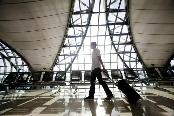 Passagier wartet auf einem Flughafen — Stockfoto