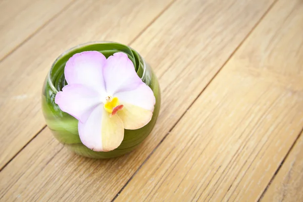 Tabla de ajuste con flor de orquídea —  Fotos de Stock
