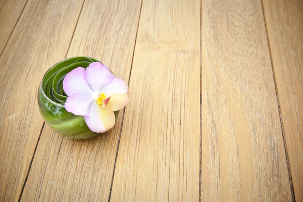Сервировка стола с цветком орхидеи — стоковое фото