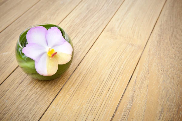 Сервировка стола с цветком орхидеи — стоковое фото