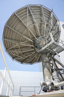 Parabolik uydu çanağı uzay teknolojisi alıcı mavi gökyüzü üzerinde