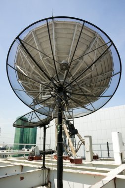 Parabolik uydu çanağı uzay teknolojisi alıcı mavi gökyüzü üzerinde