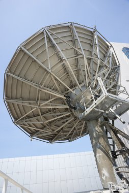 Parabolik uydu çanağı uzay teknolojisi alıcı mavi gökyüzü üzerinde