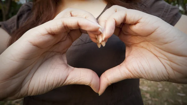 La forma del cuore plasmato da mani femminili — Foto Stock