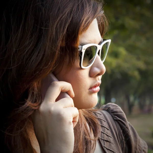 Cep telefonu kullanarak neşeli bir genç kadının portresi — Stok fotoğraf