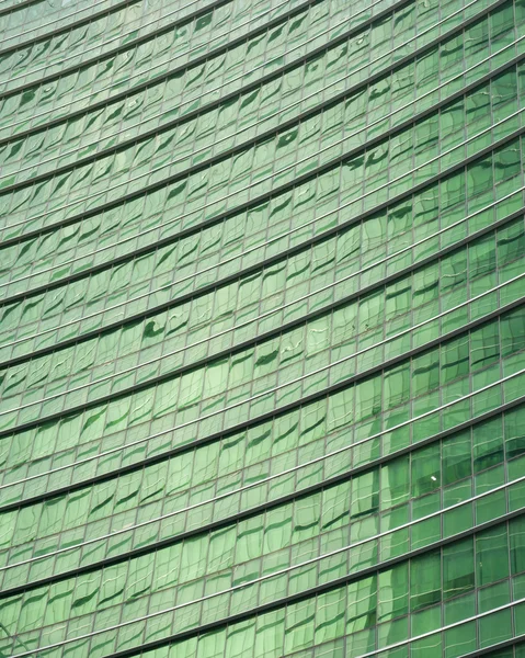 Vue perspective gratte-ciel en verre vert moderne — Photo