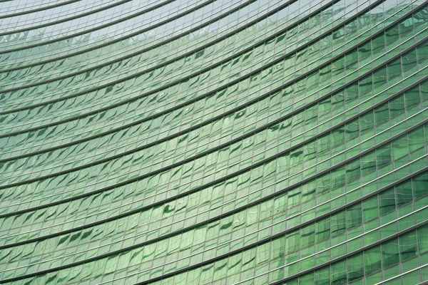 Vue perspective gratte-ciel en verre vert moderne — Photo
