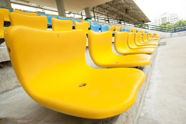 Gelber und blauer Sitz im Stadion — Stockfoto