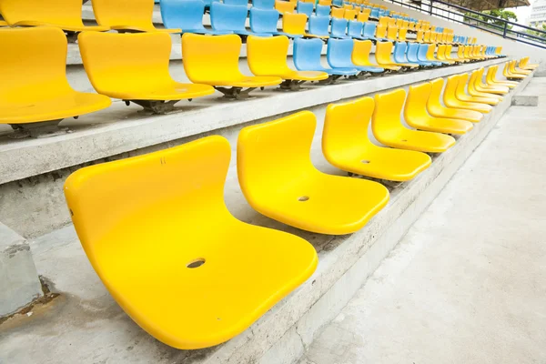 Gelber und blauer Sitz im Stadion — Stockfoto