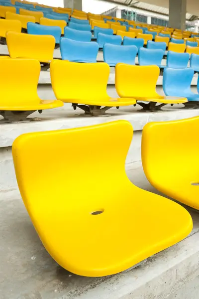 Žluté a modré sedadlo na stadión — Stock fotografie