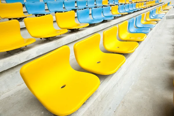Assento Amarelo e Azul no estádio — Fotografia de Stock
