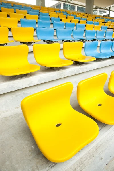 Žluté a modré sedadlo na stadión — Stock fotografie