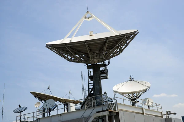 Récepteur parabolique de technologie spatiale parabolique sur ciel bleu — Photo