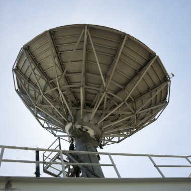 Parabolik uydu çanağı uzay teknolojisi alıcı mavi gökyüzü üzerinde