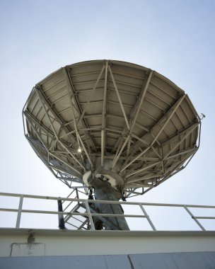 Parabolik uydu çanağı uzay teknolojisi alıcı mavi gökyüzü üzerinde