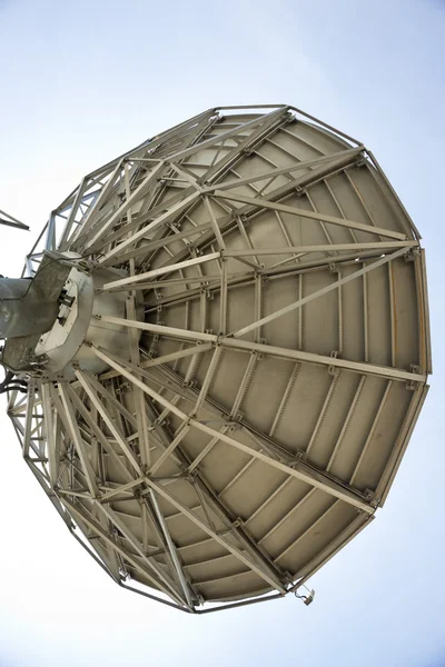 Parabolická satelitní mísa prostoru technologie přijímač nad modrá obloha — Stock fotografie
