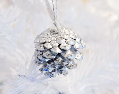 görüntü bir beyaz dekoratif Noel süs Orb beyaz çam ağacı dal mavi aydınlatma ile yakından.