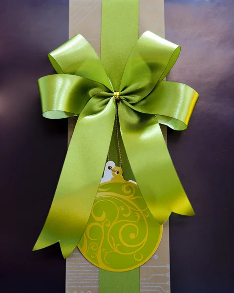 Boîte cadeau marron avec ruban vert noeud — Photo