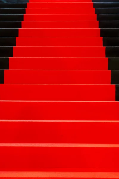 Escaliers couverts de tapis rouge — Photo
