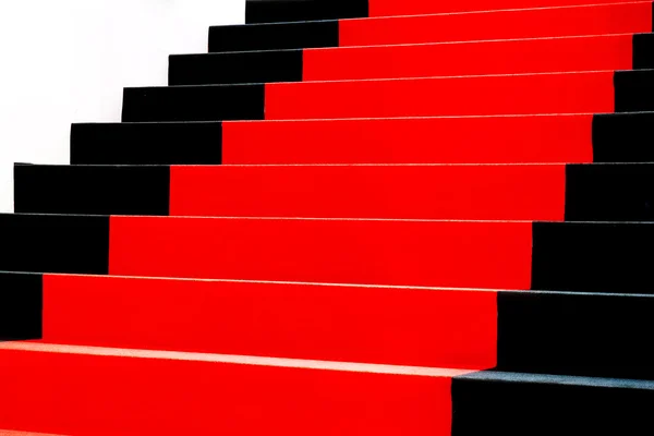 Treppe mit rotem Teppich bedeckt — Stockfoto