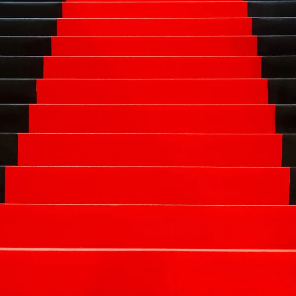 Schodiště pokryté kobercem red — Stock fotografie