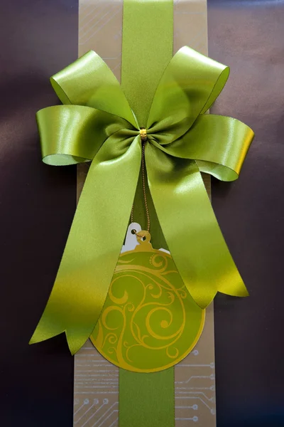 Brown gift box with green ribbon bow — Stock Photo, Image