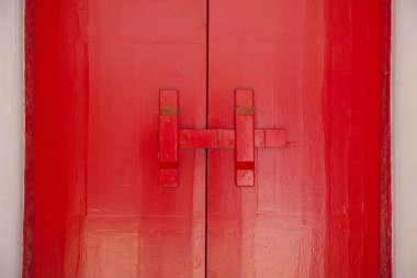 Antik Tay kırmızı kapı