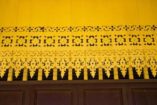 The ceiling is decorated in traditional Thai temple — Stock Photo, Image