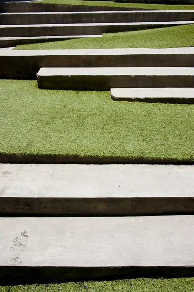 Yeşil çim kaplı merdivenler. — Stok fotoğraf