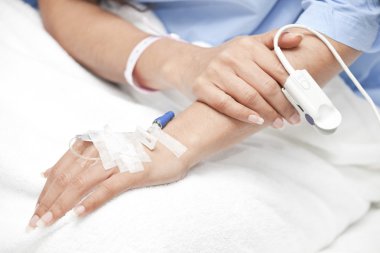 Doktor kan basıncını ölçüyor.