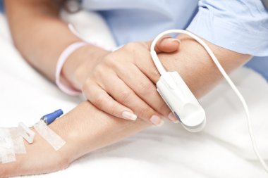 Doktor kan basıncını ölçüyor.