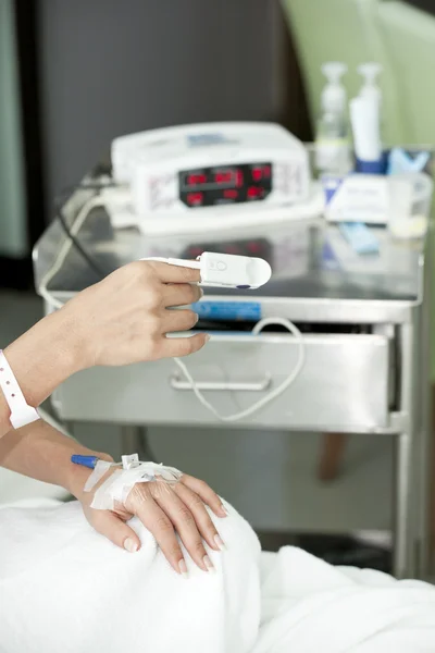 Doctor measuring blood pressure — Stock Photo, Image