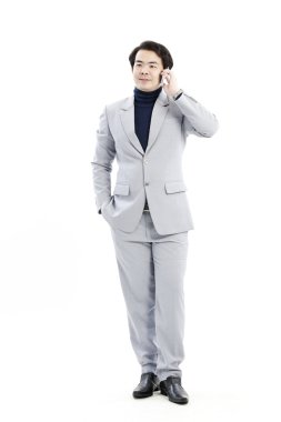 zakenman waardoor een telefoongesprek tegen een witte achtergrond