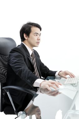 bilgisayar kullanma yakışıklı genç iş adamı portresi